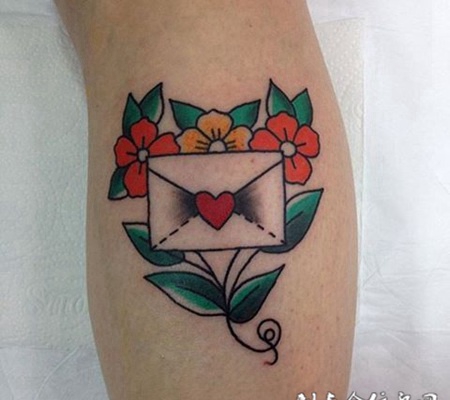 传递想念，手臂花儿和信封刺青