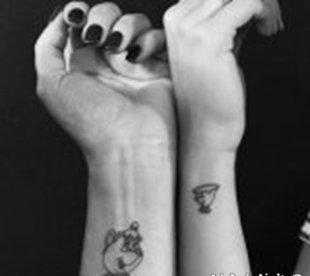 闺蜜手臂上黑色素描创意小图案纹身图片