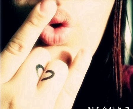 手指简单的心形刺青
