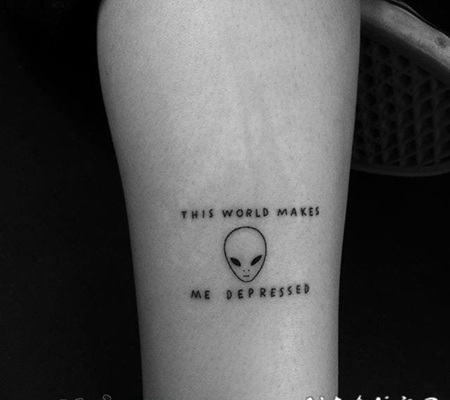 手臂上的黑色线条简笔设计纹身图案