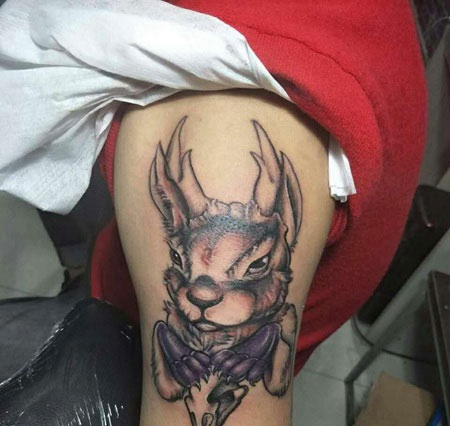 大臂欧美兔子纹身