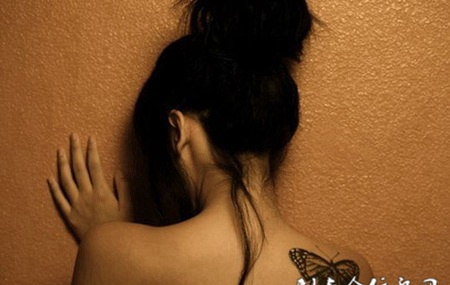 莺歌蝶舞，后背蝴蝶纹身