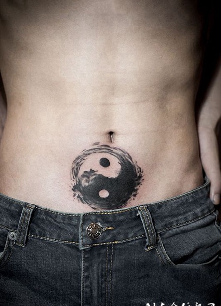 太极生两仪，腹部太极图腾创意纹身