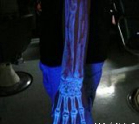 女生手臂上白色线条隐形荧光骨头创意纹身图片