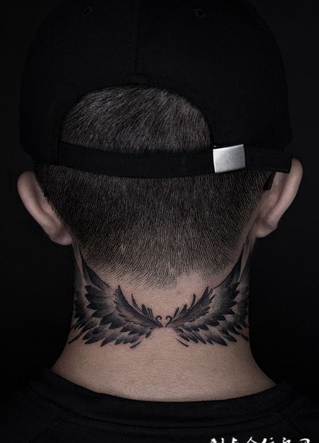 疾飞羽翼，个性颈部翅膀纹身图案