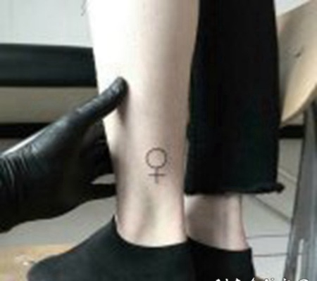 女生脚踝上黑色线条几何元素创意纹身图片