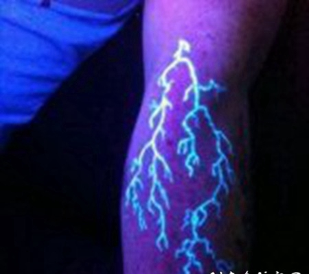 女生手臂上白色线条隐形荧光夜光纹身图片