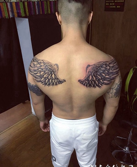 冲上云霄,后背个性翅膀纹身