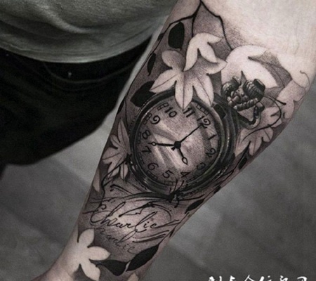 光影阑珊，手臂时钟枫叶个性纹身