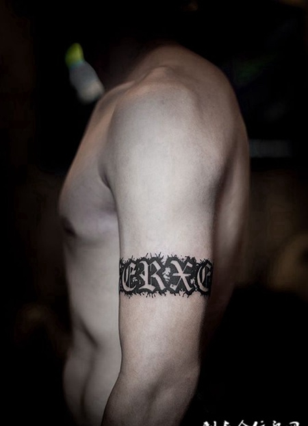 浓重嘻哈风，手臂涂鸦体英文臂环纹身