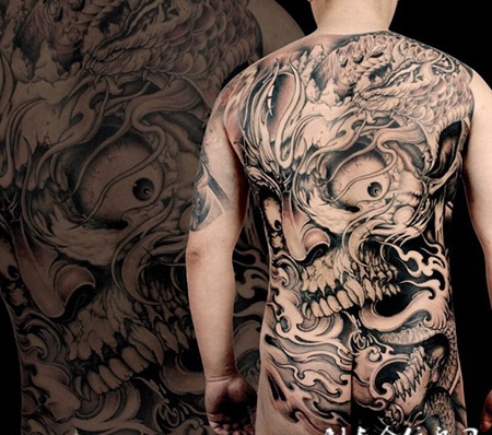 蛇魔大战，满背骷髅与蛇霸气纹身