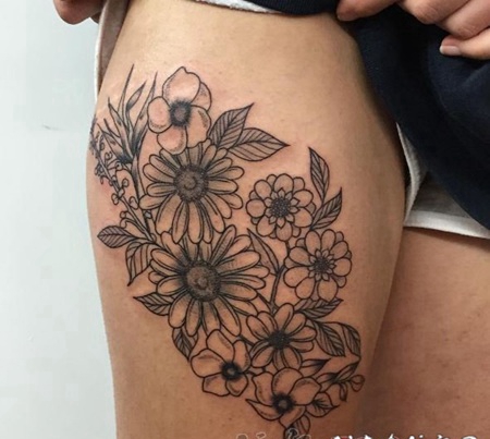 女生手臂上黑色素描文艺小清新花朵纹身图案