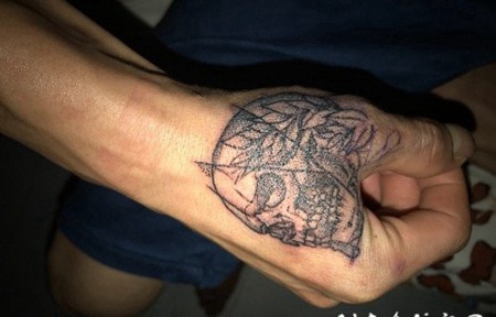 手虎口处骷髅头图案纹身