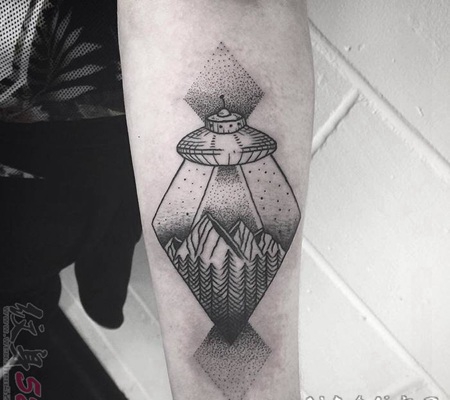 关于神秘的宇宙飞船黑色素描创意纹身图案