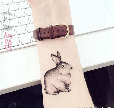 关于小动物兔子的黑色线条素描文艺童话纹身图案