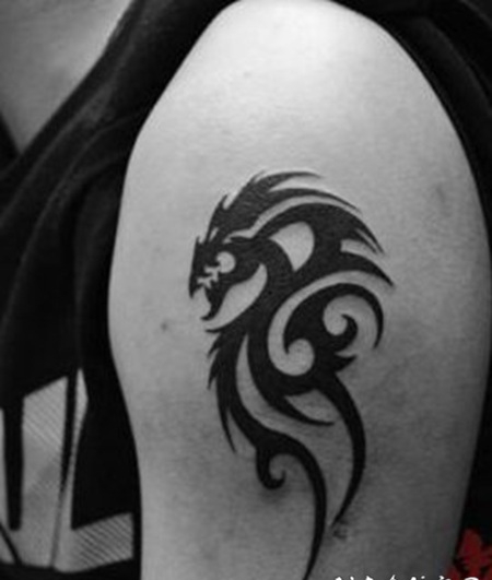 大臂龙图腾纹身图案