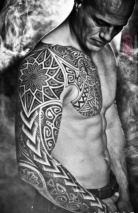 男生肩膀上黑色线条素描创意花纹图腾纹身图案