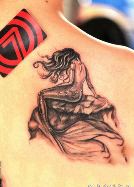 深海的少女，美丽的人鱼，后背纹身