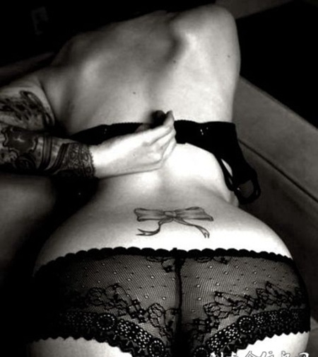 性感美女腰部蝴蝶结纹身