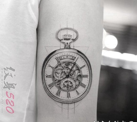 手臂上黑白素描点刺技巧复古怀表纹身图案