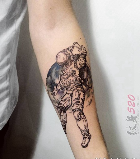 关于宇航员的黑色素描点刺技巧纹身图案