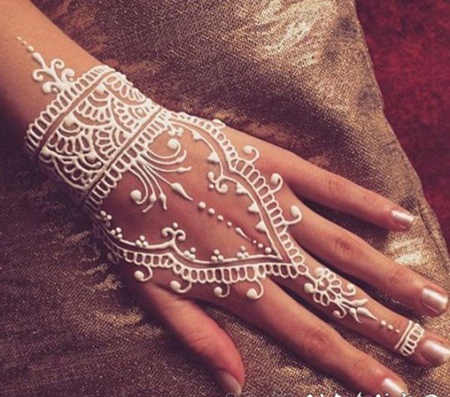 女生手背上白色线条创意花纹唯美手链纹身图案