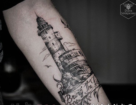 男生手臂上黑色线条素描点刺技巧创意灯塔纹身图案