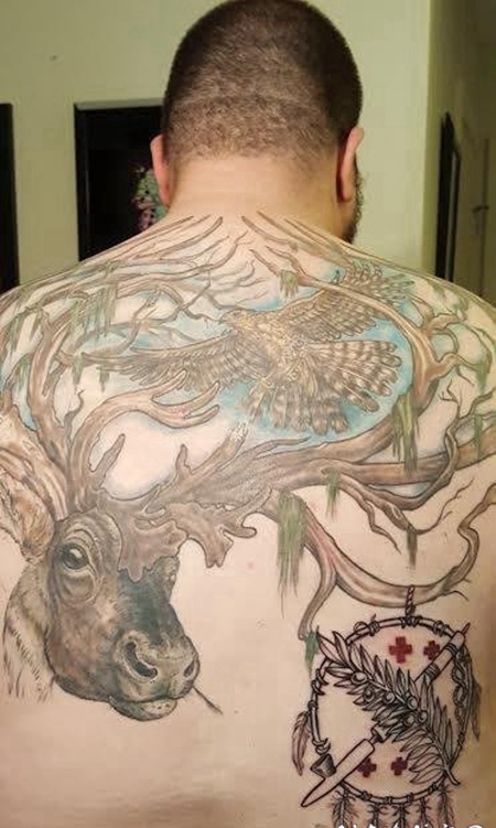 男生满背彩绘创意麋鹿、小鸟与捕梦网纹身图片