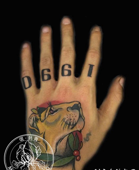 纹身-手面上的数字和动物纹身
