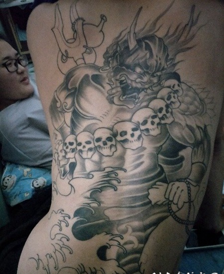 背部很酷的夜叉纹身图片