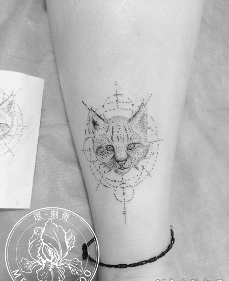 手臂点刺猫头纹身