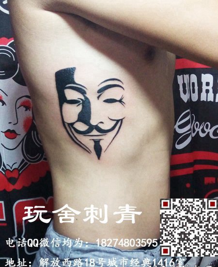 男性侧肋V字仇杀队面具纹身