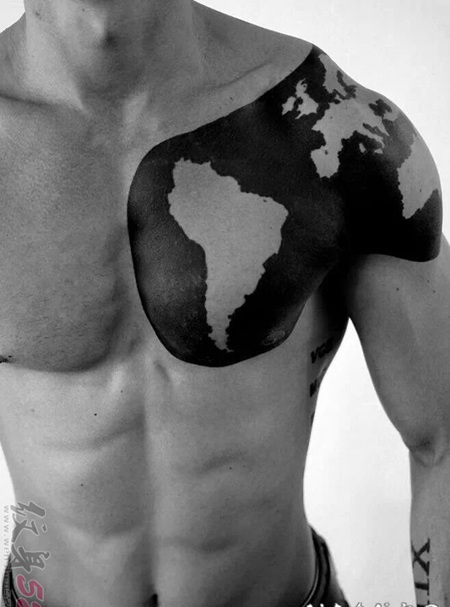 男生胸部黑灰点刺技巧抽象线条个性纹身图案