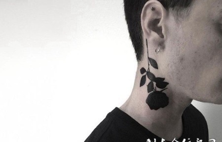 黯然黑玫瑰，颈部黑色玫瑰个性纹身图案
