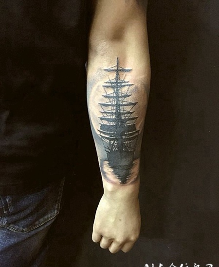 平静的归航，手臂帆船创意纹身图案