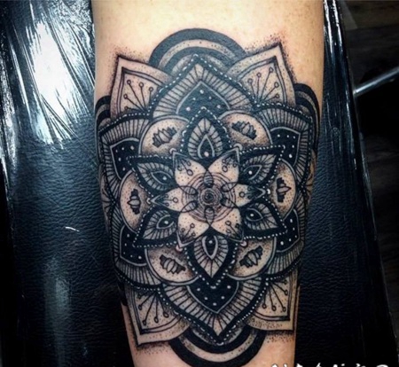 黑白点刺技巧简约线条曼陀罗纹身图案
