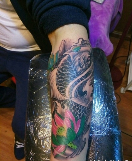 小臂鲤鱼纹身图片