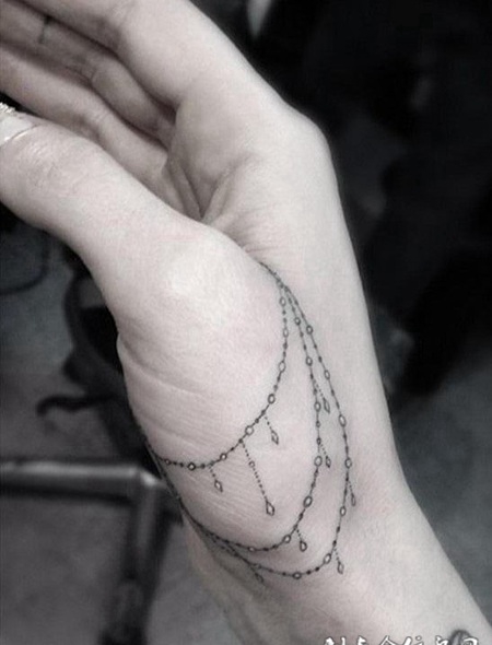 珠帘少女心，虎口华丽的珍珠手链纹身