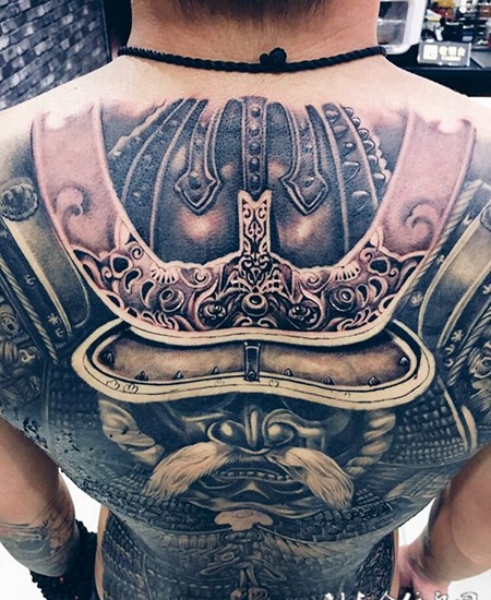 武士的威严，满背霸气武士纹身图案