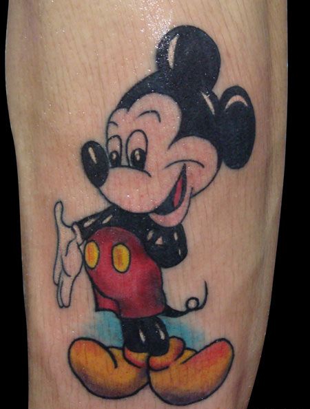 手臂上的米老鼠纹身图案