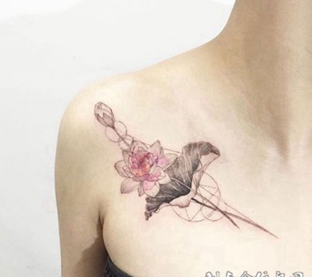 莲，花中之君子也，锁骨莲花纹身