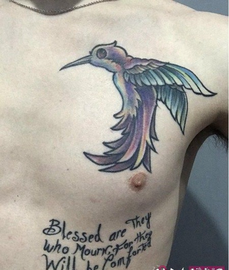 男性胸部蜂鸟纹身图案