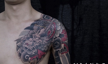 云中蛟龙半甲青龙纹身图案