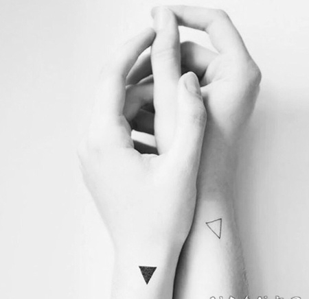 手腕情侣手腕黑白三角形纹身