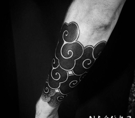 信仰的色彩何须绚烂，手臂黑夜图腾纹身图案