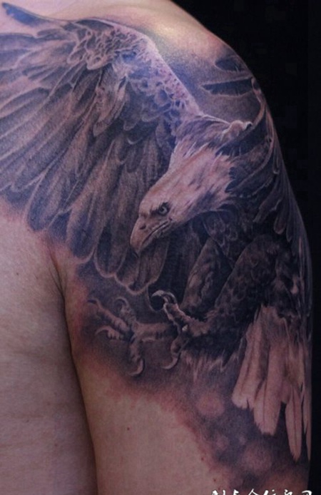 鹰击长空，手臂帅气的老鹰展翅纹身
