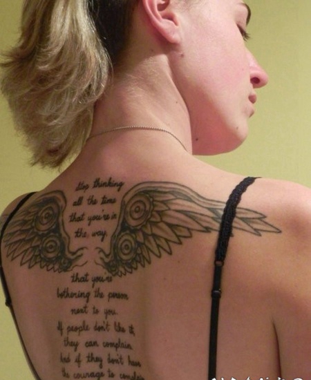 女人后背翅膀字符刺青