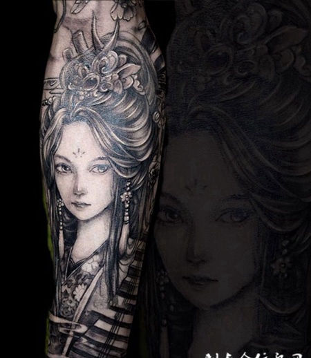 冷艳丽人，手臂古风美女肖像纹身