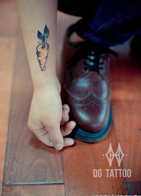 手腕一幅小萝卜纹身图片