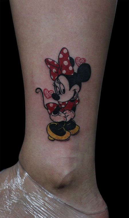 脚踝上的米老鼠纹身图案